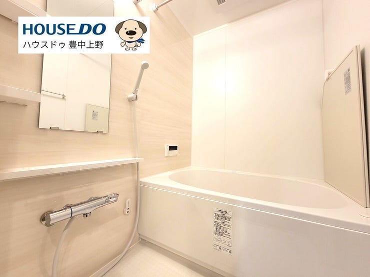 鏡付きでシンプルにデザインされた浴室。清潔感があり、快適にお使いいただける落ち着いた空間です。