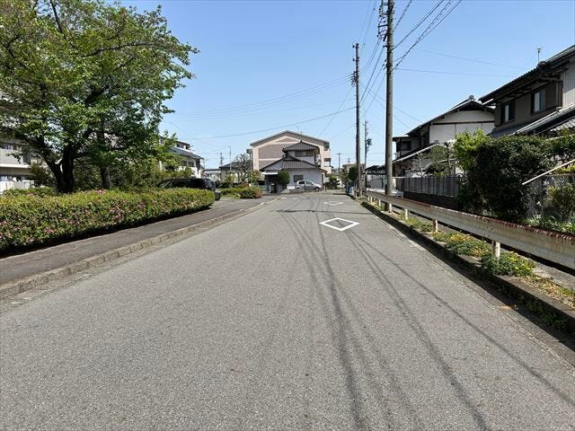 道路幅にゆとりがあるので、車種を選びません。大きめの車を乗りたい方にもオススメです。