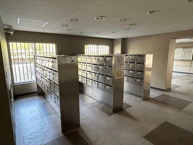 郵便受けが1階にあり、外部の方が不用意にそれぞれの部屋まで来られることを防げますね。