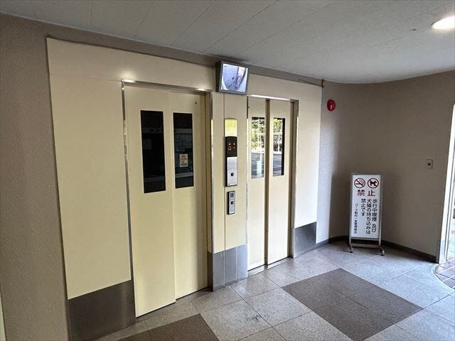 11階建てマンションのためエレベーターが設置されています。買い物後の荷物を運ぶ際にはとても助かります。2機あるのも嬉しいポイント。
