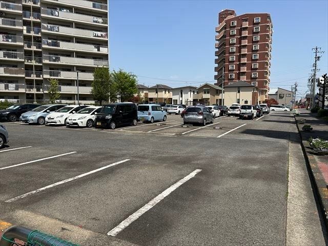 駐車場は平面タイプです。他の方の車を気にすることなく、車の出し入れができますね。