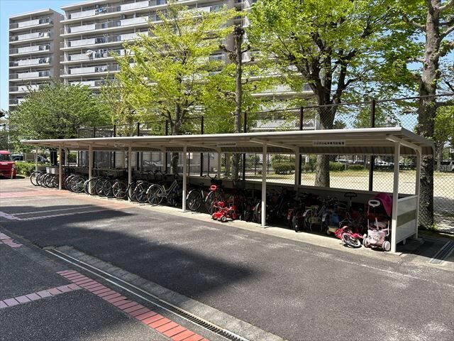 駐輪場は屋根付きになっています。保管時の雨除けになりますね。