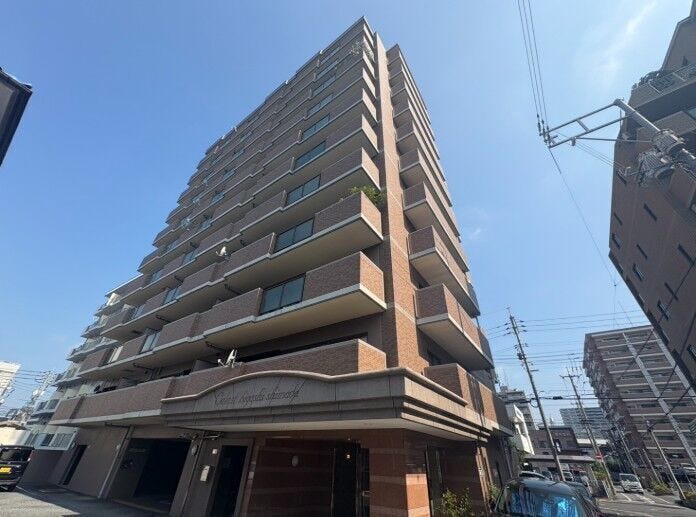 【外観】
◆岡山駅から徒歩10分の好立地!
◆南向き角部屋です♪
◆2025年8月リフォーム済物件です!