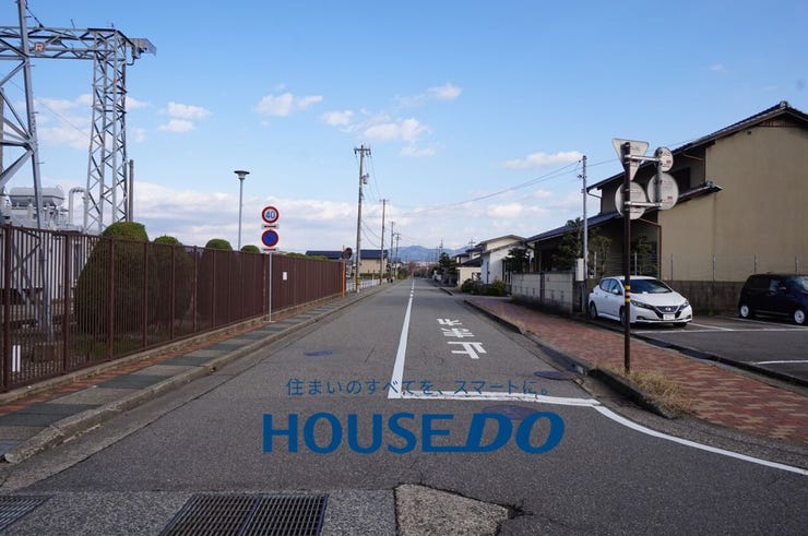 北側前面道路の幅員は約11.21メートル(歩道含む)ございます♪