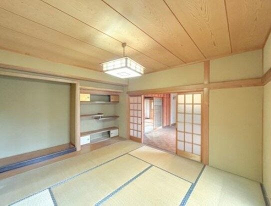 【内外装リフォーム予定】1階6帖和室です。