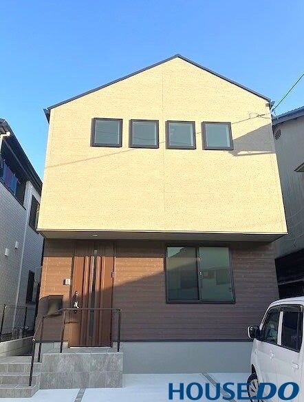 【外観】
裏庭ではドッグランや家庭菜園も楽しめます♪
車種により駐車3台使用可能!