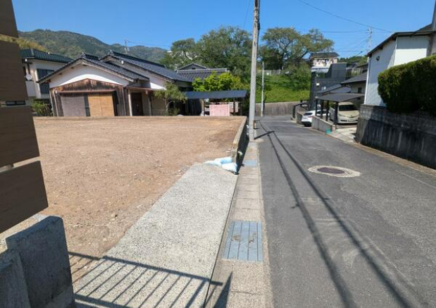 車通りも穏やかで、生活しやすい前面道路。落ち着いた住宅街の一角です。