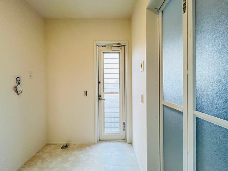 ◇洗面脱衣室には勝手口も付いています☆