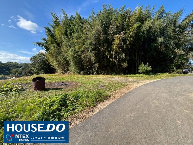 【陽当たりもバッチリ!】ご覧ください、この青空!日当たりの良さも自慢です。家庭菜園やガーデニングも、きっと捗りますよ!