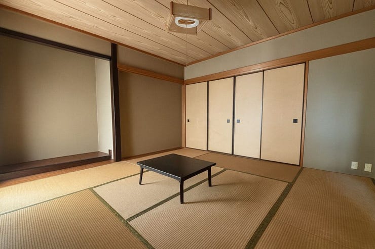 8帖の和室は親戚の集まりがあっても安心の広さがあり、明るい陽射しも差し込みます♪
※画像はAI加工により荷物等を消去しています。