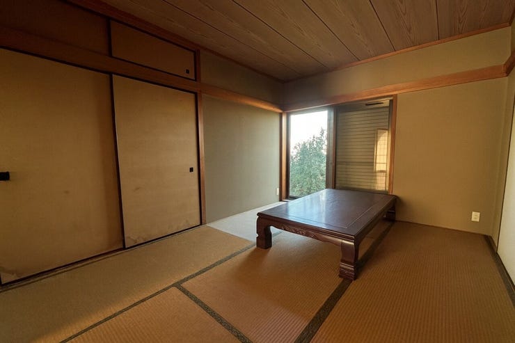 6畳の和室には収納スペースがたっぷりあり、来客時の座布団や寝具の置場所にも困りません。
※画像はAI加工により荷物等を消去しています。