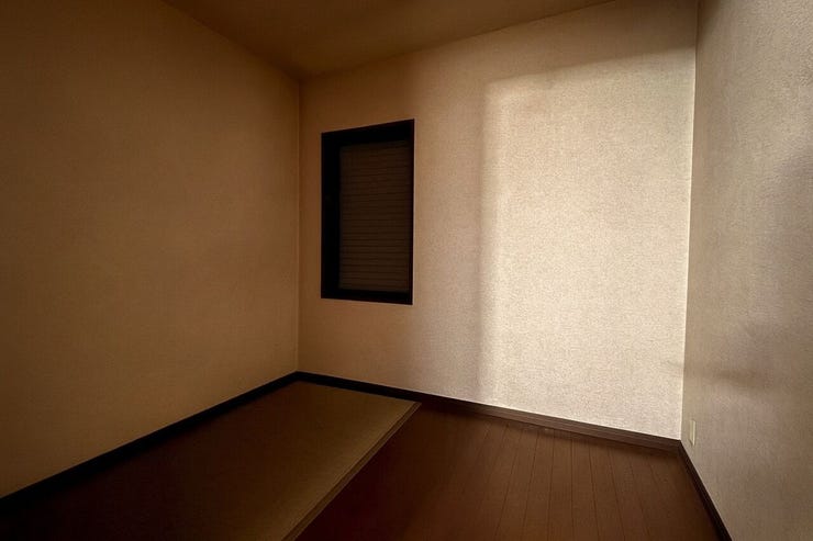 1階の押入れです。背の高い掃除道具なども収納ができ利便性があります。
※画像はAI加工により荷物等を消去しています。