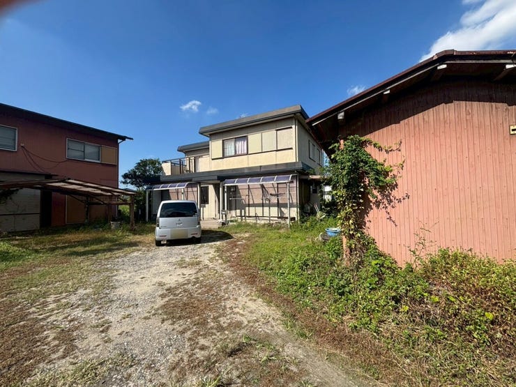 左側には倉庫が完備されています♪
収納スペースたっぷりです!