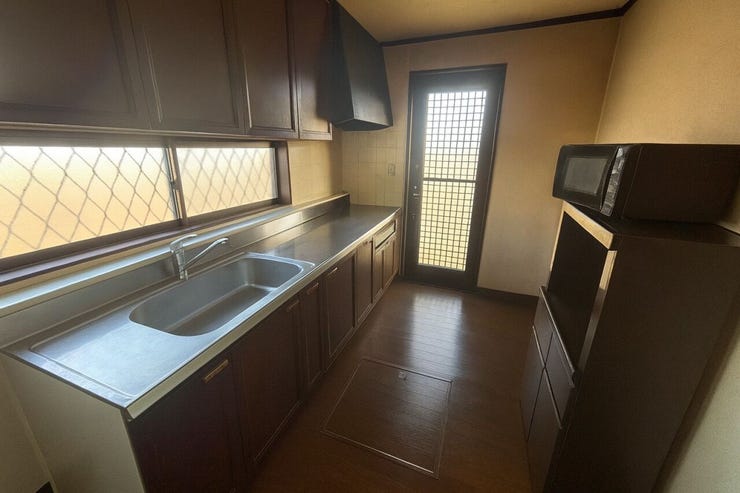 システムキッチンは窓付きで日中は明かりが無くてもお料理をすることができ節約にも繋がります。
ご家族やご友人と一緒にお料理をするのも楽しそうですね◎
※画像はAI加工により荷物等を消去しています。