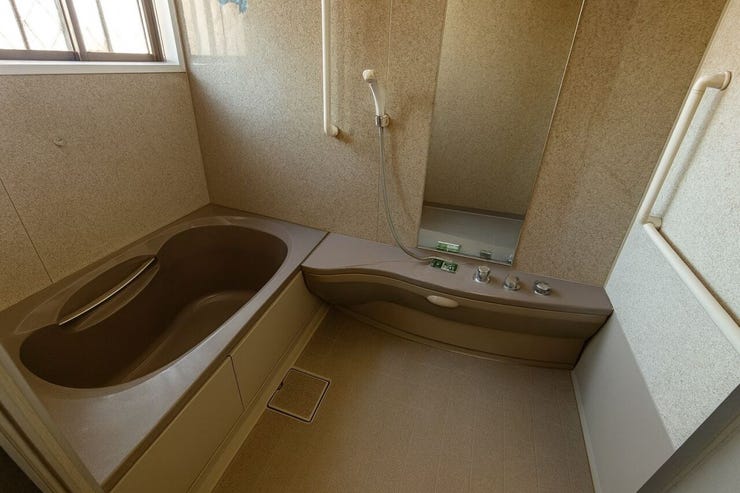 小窓付きの浴室は換気がしっかりできるのでカビ予防もばっちりです。
※画像はAI加工により荷物等を消去しています。