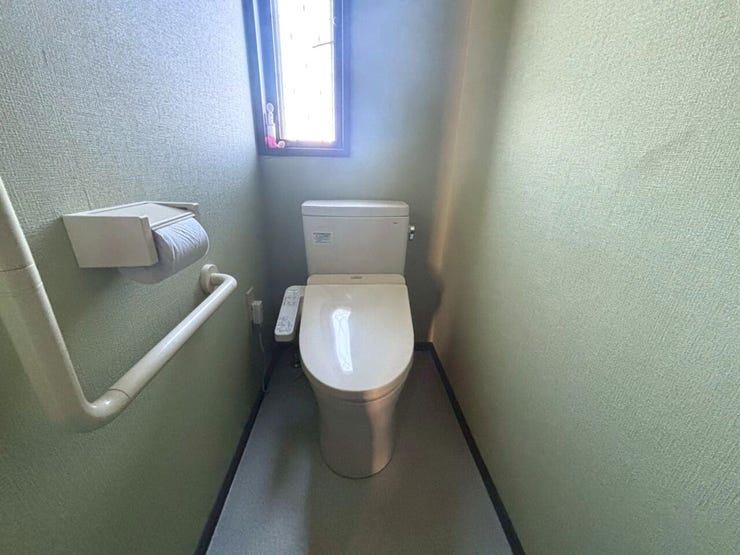 シンプルで清潔感のあるトイレです。
日中は電気無しでもお使いいただけます!
※画像はAI加工により荷物等を消去しています。