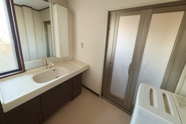 広々とした洗面台は、朝の混みやすい時間帯でも並んで使うことができるのでスムーズに身支度ができそうです。
※画像はAI加工により荷物等を消去しています。