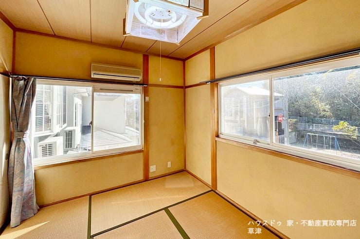 読書も、お昼寝も。静かで明るい2階の和室は、大人のための隠れ家。