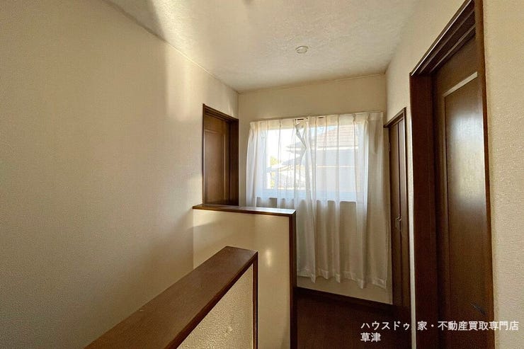 あると嬉しい、廊下の採光窓。日中は電気を点けずに歩ける、エコで明るい設計。