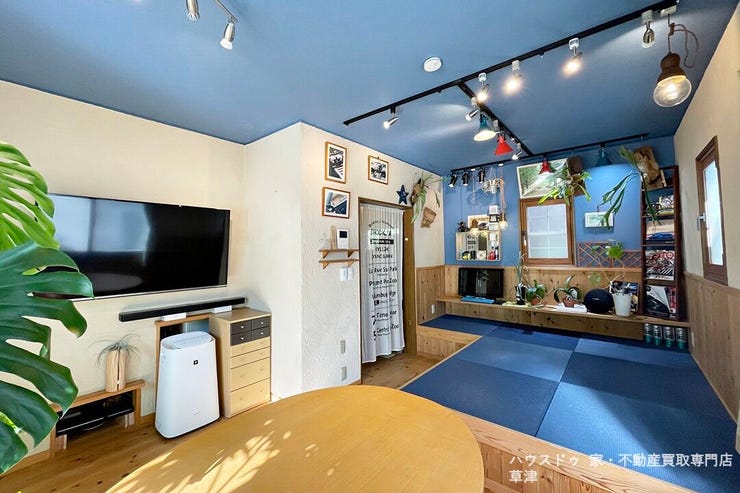 リビングの特等席。段差が生むリズムが、空間に奥行きを与えます。