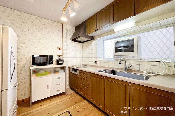 毎日の家事が楽しくなる、明るく清潔感のあるキッチンスペース。