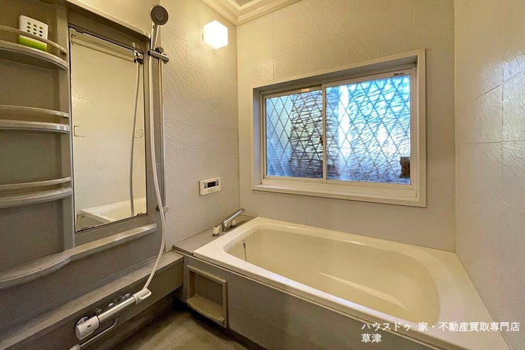 1日の疲れを癒やすバスルームは、足が伸ばせるゆったりサイズ。