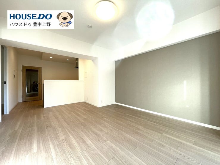 【リビング】
おしゃれな壁紙のリビング」は約14.3帖あり、バルコニーからは明るい日差しが差し込みます。