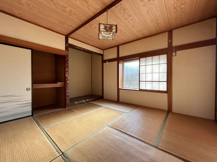 室内(2025年11月)撮影
◎本日案内可能◎
1階にある8帖の和室には大容量の押入付きで、布団や座布団を収納でき、お部屋がスッキリ片付きますね♪