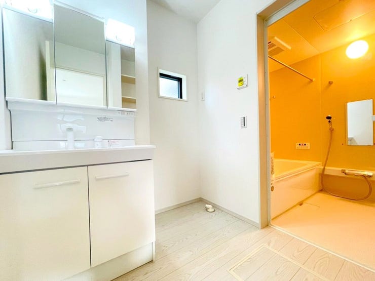 ■□2号棟■□
使いやすさと収納力を兼ね備えた3面鏡付き洗面化粧台。
朝の身支度もラクラクです♪