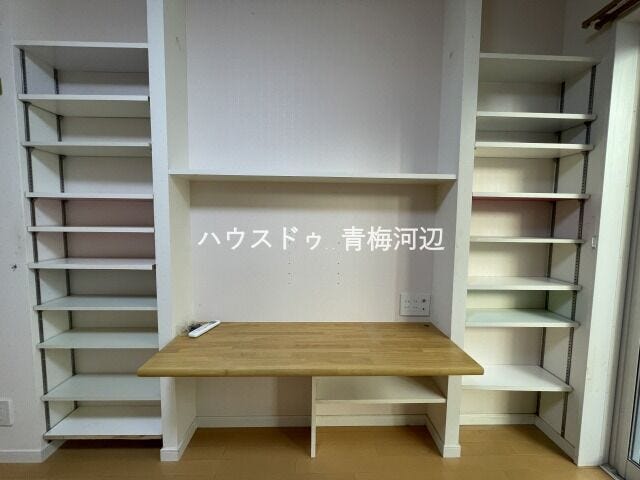6.3帖洋室収納:高さ調整できる棚が豊富で、本・小物・日用品までスッキリ収納出来ます。見せる収納にも対応する万能な収納棚です。