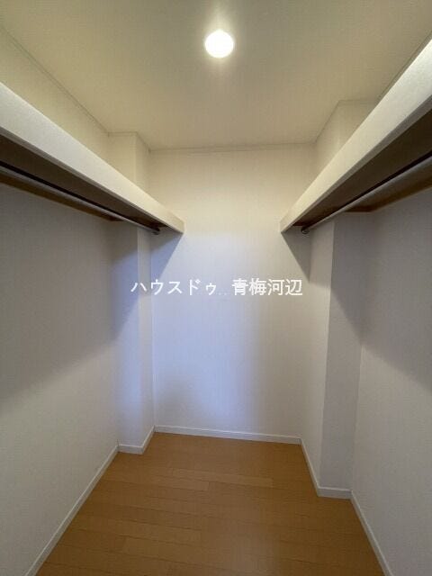 6.3帖洋室収納:大型のWICです。ハンガーポールと枕棚の設置があるので使いやすさアップ。床には衣装ケースを配置する事のできるゆとりもあります。