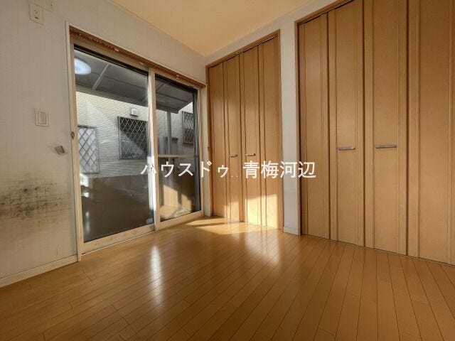 4.5帖洋室:小さめのお部屋ですが2つ収納がついているのでお部屋を広くお使いになることが出来ます。