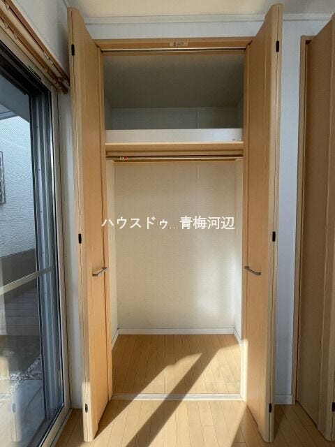 4.5帖洋室収納1:ハンガーパイプや枕棚も標準装備されたクローゼットです。