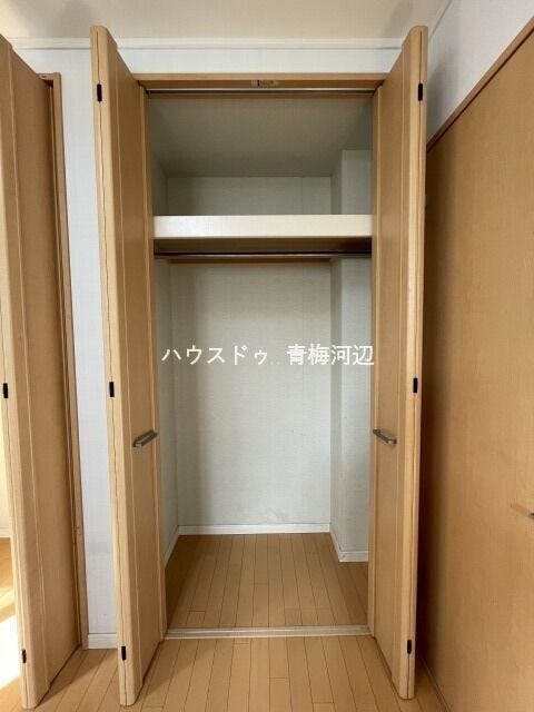 4.5帖洋室収納2:ハンガーパイプや枕棚も標準装備されたクローゼットです。