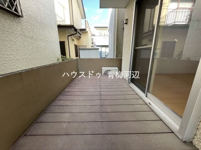 1階バルコニー:屋根があるのでお天気に左右されずに洗濯物を干すことができます。