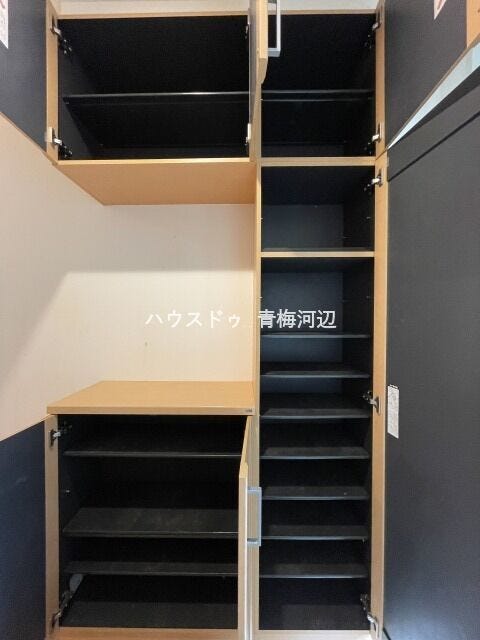 玄関収納:天井まである玄関収納はご家族分の靴をしまうことができます。すっきりと片付いた玄関で気持ちよくご家族をお出迎えすることができます。