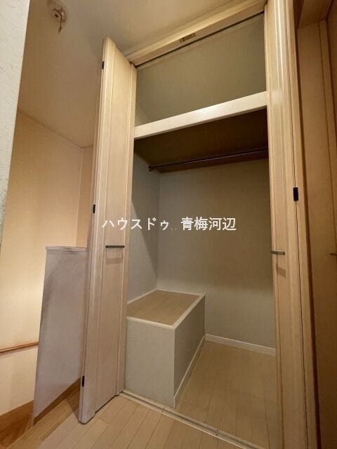 2階廊下収納:日用品や買い置きの食品のストックをしまっておけます。