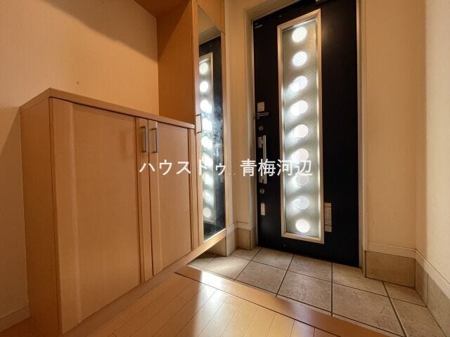 玄関:玄関ドアのスリットからの採光は、玄関に適度な明るさと光のアクセントをくわえてくれます。