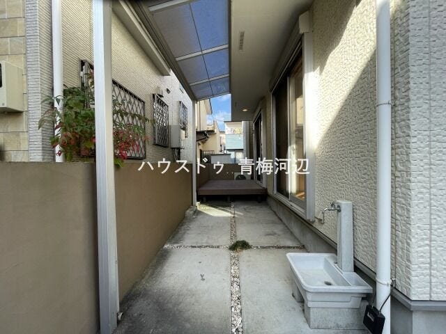 庭:屋根付きなので洗濯物干し・外作業・自転車置場など、天候を気にせず活用できるお庭になります。