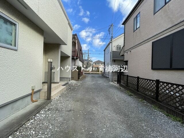 【東側(私道)前面道路】幅員約4mの前面道路です。普通車が1台通れる幅となります。