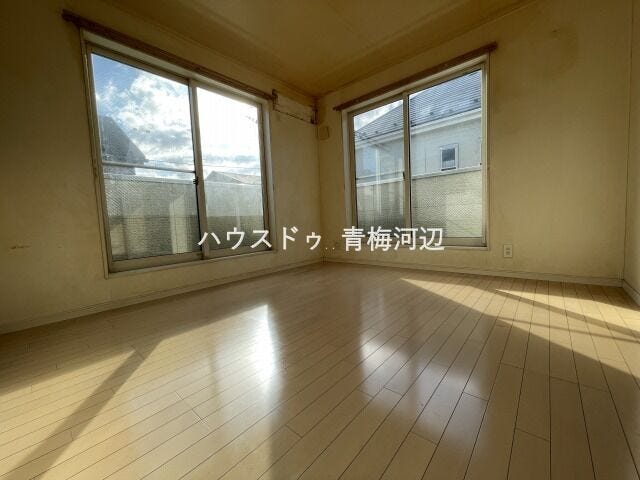 11帖リビング:南向きの大きめの窓を含む2面採光なので日当たり・風通し良好です。ご家族で気持ちよく過ごすことができますね。