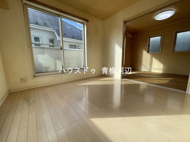 11帖リビング:LDKには和室が隣接していますので、扉を開放しておくことでより広々とした空間を使用することができます◎