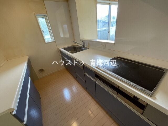 キッチン:カウンターキッチンでリビングを見渡せます。窓があるので換気がしっかりできるのはもちろん、家事の合間に窓を開けて休憩もできますね。