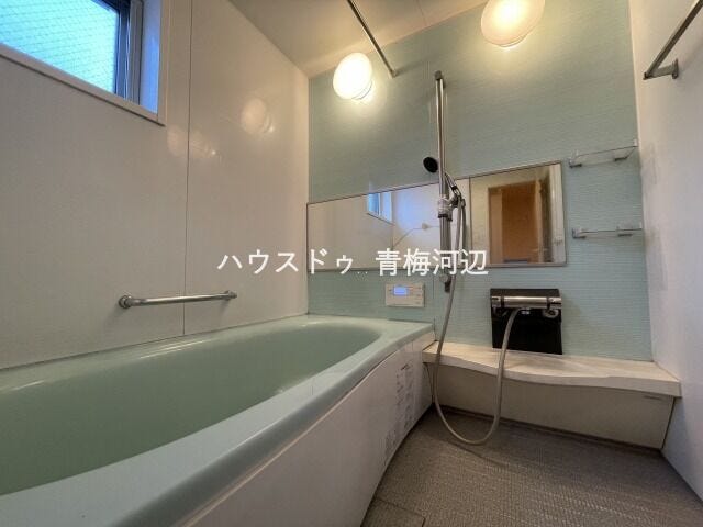 浴室:明るく清潔感のある浴室になります。窓があることで湿気がこもりにくく、お掃除もしやすいですね。壁に手すりが付いているので浴槽から立ち上がる際も安心です。