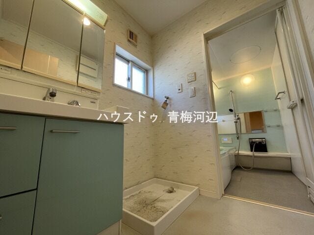 洗面所:三面鏡の裏は収納になっているので、歯ブラシや化粧品など細々した物をしまうことができます。すっきり片付くので、お掃除もはかどりそうです。