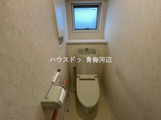 2階トイレ:トイレにはウォシュレット機能付です。寒い時期も便座を温かくでき安心して座ることができますね。