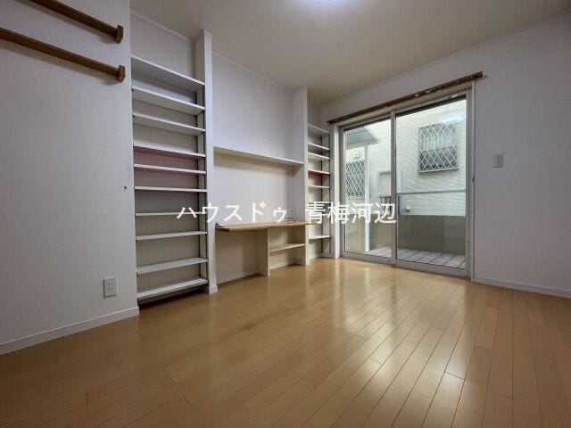 6.3帖洋室:カラフルな収納棚がアクセントのお部屋です。お子様のお部屋にぴったりですね。