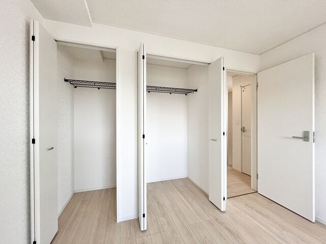 新たに家具を買わなくても良いので、ハンガーパイプ付きのクローゼットは嬉しいですね。収納が付いているのでお部屋を広く使う事ができます。