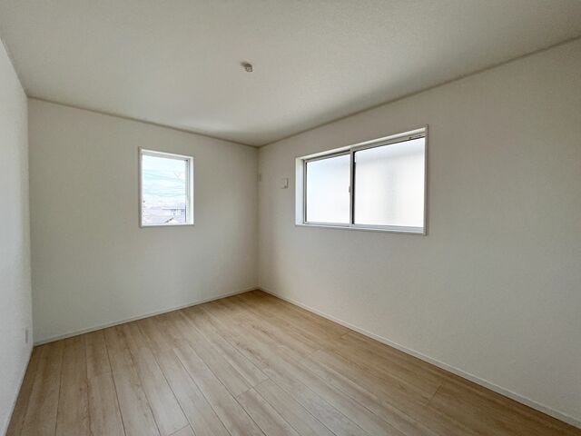 6.5帖洋室:2面採光なので日当たり、風通しともに良好です。北側のお部屋は優しい日差しが入るのでゆったりと読書などを楽しむことができそうです。