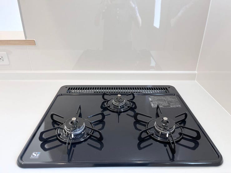 キッチン:使い勝手の良い3口コンロが採用されています。複数の調理が同時にできるのでお料理の時短にも。大きな鍋やフライパンも置くことができます◎